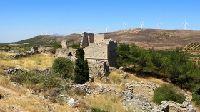 Η Βόιλα άκμασε μεταξύ 15ου-19ου αι.|||Και στο βάθος οι ανεμογεννήτριες...|Το οθωμανικό θύρωμα στον Πύργο του Τζεν Αλή|Σχεδόν ανέπαφο το εσωτερικό του σπιτιού|Η τοιχογραφία με τον επικήδειο θρήνο πάνω από τον τάφο|Το εκκλησάκι του Αγίου Γεωργίου||
