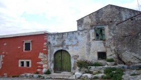 Δείγμα της αρχιτεκτονικής του χωριού|Μια ιστορική γωνιά|H γραφική μικρή πλατεία με τον πλάτανο|Το κτίριο του Ιστορικού-Λαογραφικού μουσείου|Το μικρό σπίτι στο λιβάδι, κυριολεκτικά|O πλάτανος δεσπόζει πάνω από τα Γαβαλιανά Πηγάδια|