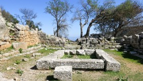 Στο "Πρυτανείο" της αρχαίας Λατούς|Ανεβαίνοντας τα σκαλιά που οδηγούν στην αγορά|Ευδιάκριτα τα κτίσματα που στέγαζαν μαγαζιά και εργαστήρια||||Ισχυροί τοίχοι χτισμένοι με ογκόλιθους|Θέα από την αγορά|||||Ο χώρος του "Εστιατορίου"||Όσο σκαρφαλώνεις ψηλότερα αντιλαμβάνεσαι καλύτερα τη δομή της πόλης|Η είσοδος του αρχαίου ναού, στο βάθος το βάθρο του αγάλματος|||Ο θεατρικός χώρος ανατολικά του ναού|Και στο βάθος ο κόλπος του Μιραμπέλλο|Θέα από τη νότια Ακρόπολη