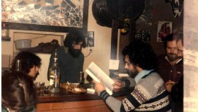 |Η πρόσοψη του Αβγού στην πλατεία Κοραή||Μια μικρή ιδέα του εσωτερικού χώρου